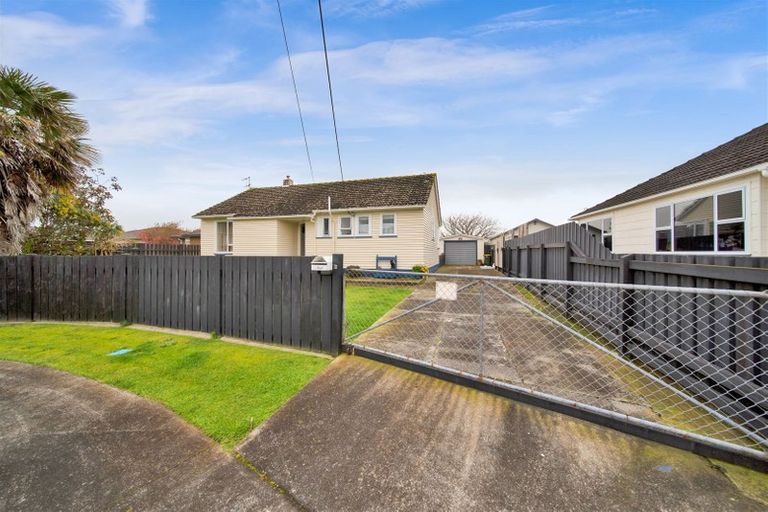 Photo of property in 10 Robbins Crescent, Hawera, 4610