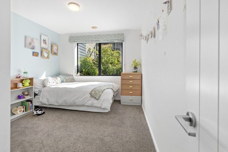 Photo of property in 16 Piper Way, Newlands, Wellington, 6037