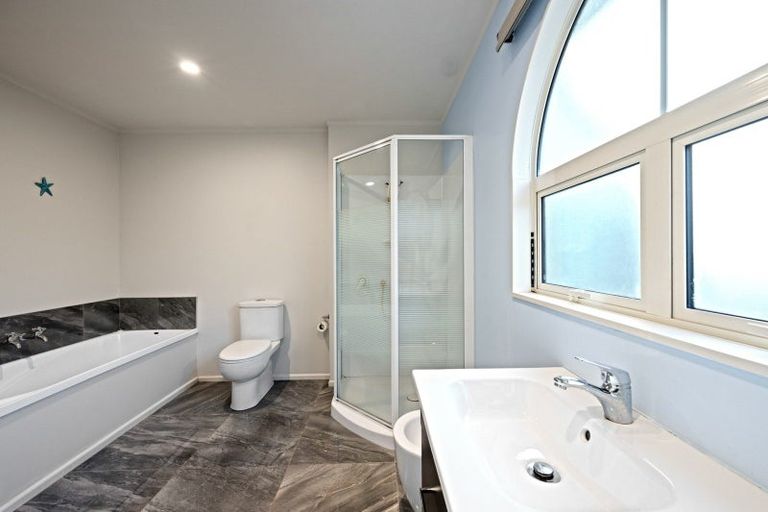 Photo of property in 37 Waikawa Road, Picton, 7220