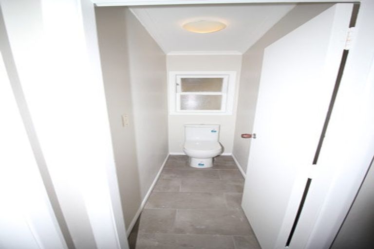 Photo of property in 52 Newlands Road, Newlands, Wellington, 6037