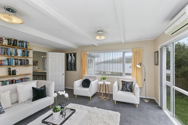 Photo of property in 6 John Witton Drive, Crofton Downs, Wellington, 6035