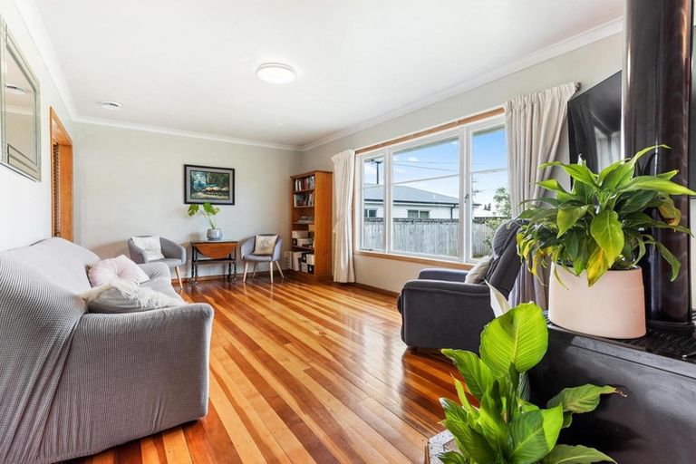 Photo of property in 43 Neil Avenue, Te Atatu Peninsula, Auckland, 0610