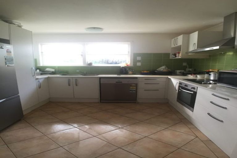 Photo of property in 19 Sunhaven Avenue, Glenfield, Auckland, 0629