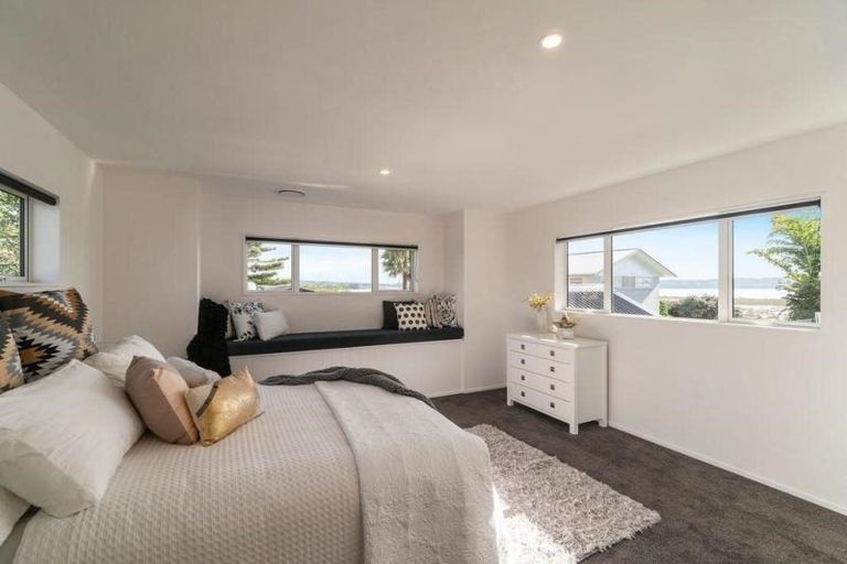 Photo of property in 31a Dawnhaven Drive, Te Atatu Peninsula, Auckland, 0610