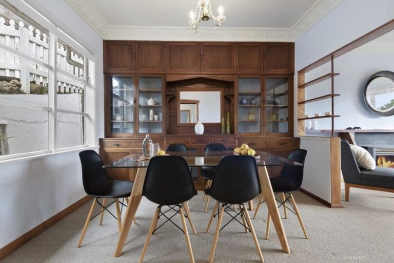 Photo of property in 92 Nevay Road, Karaka Bays, Wellington, 6022