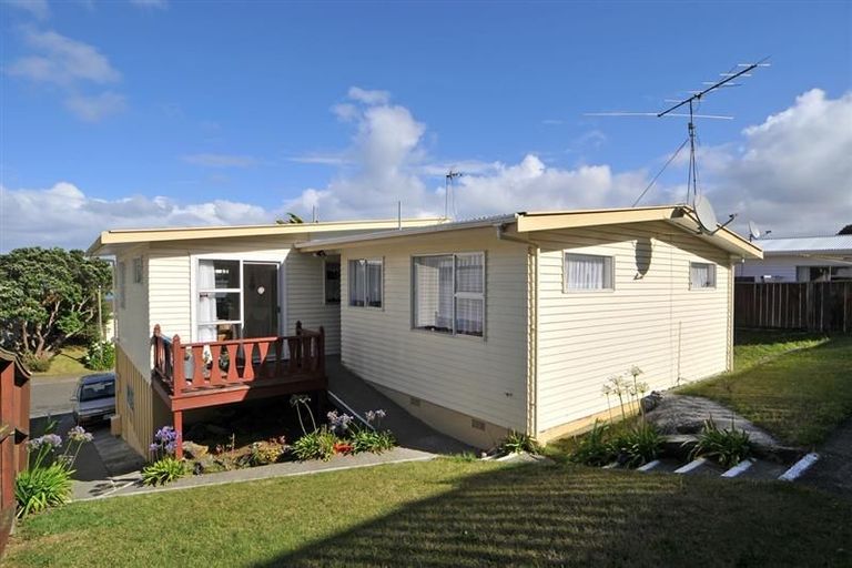 Photo of property in 25 Somes Crescent, Newlands, Wellington, 6037