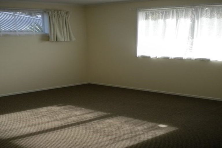 Photo of property in 100 Kemp Road, Massey, Auckland, 0614