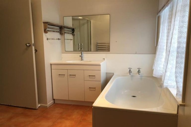 Photo of property in 28 Buller Crescent, Manurewa, Auckland, 2102