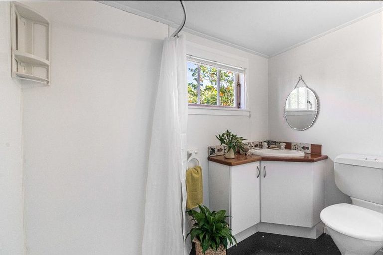 Photo of property in 27 Rutland Road, Stanley Point, Auckland, 0624