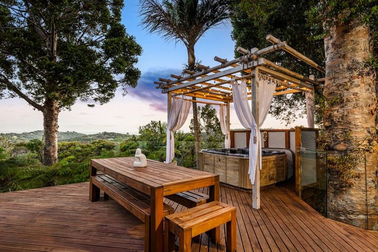 Photo of property in 56 Hollywood Avenue, Titirangi, Auckland, 0604