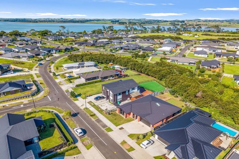 Photo of property in 14 Wheriko Avenue, Glenbrook, Waiuku, 2681