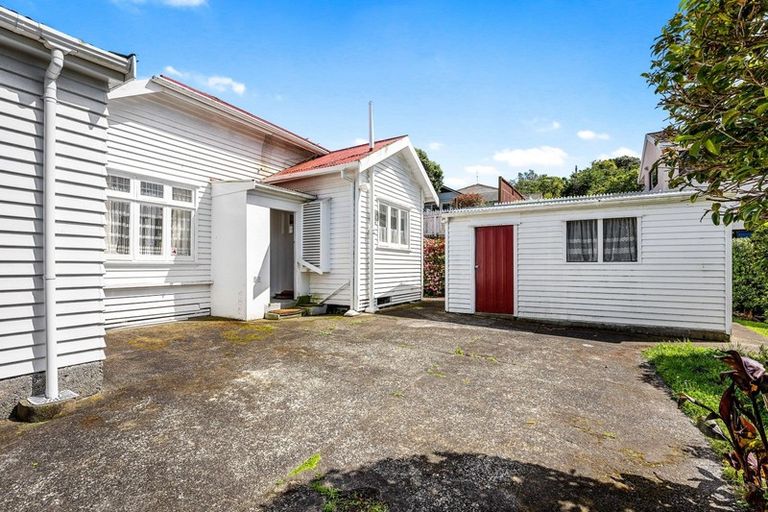 Photo of property in 13 Severn Street, Island Bay, Wellington, 6023