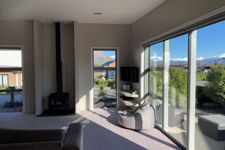 Photo of property in 2 Kahu Close, Wanaka, 9305