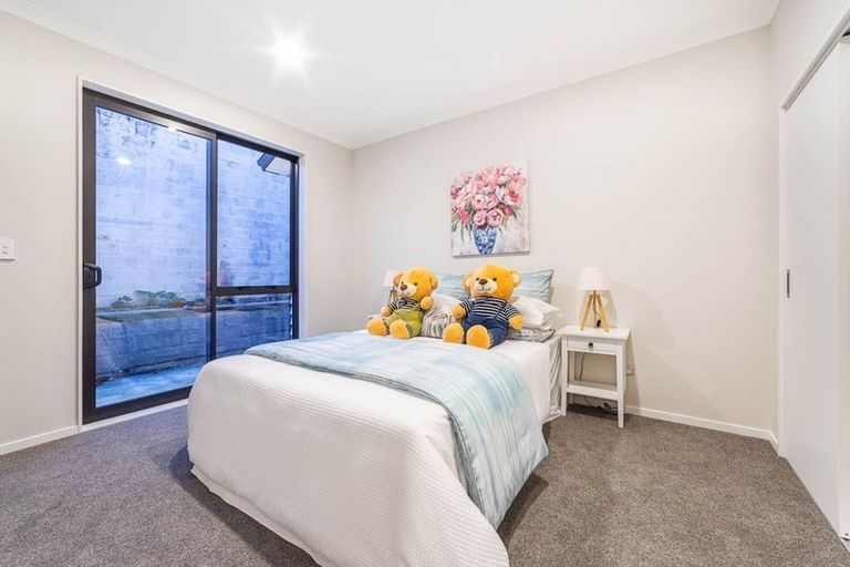 Photo of property in 27a Royal View Road, Te Atatu South, Auckland, 0610