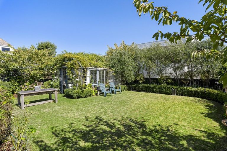 Photo of property in 118 Seaview Road, Paraparaumu Beach, Paraparaumu, 5032