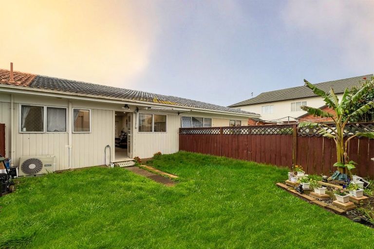 Photo of property in 4/6 Ray Small Drive, Papakura, 2110