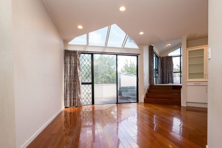 Photo of property in 20 Gillard Place, Eastern Beach, Auckland, 2012