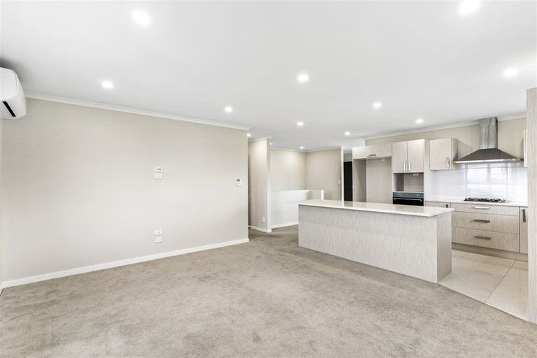 Photo of property in 11 Kirikiri Drive, Papakura, 2110