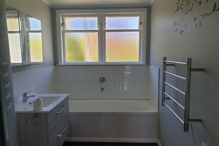 Photo of property in 5 Cumberland Grove, Cannons Creek, Porirua, 5024