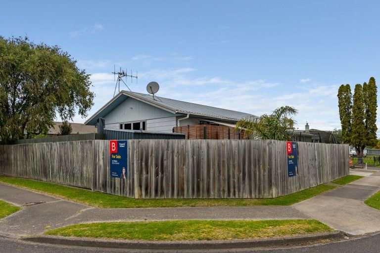 Photo of property in 28 Neal Crescent, Onekawa, Napier, 4110
