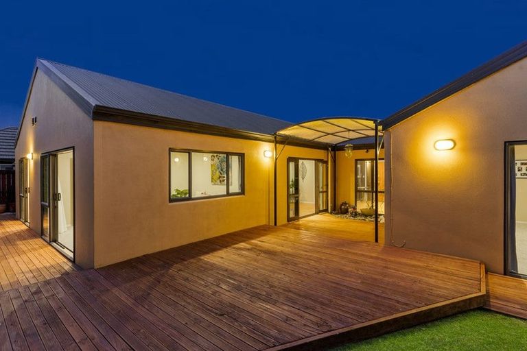 Photo of property in 17 Piriti Drive, Te Atatu Peninsula, Auckland, 0610