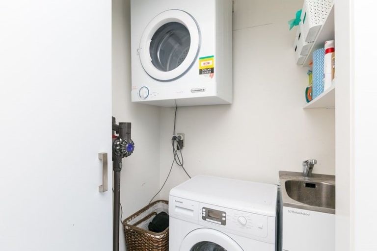 Photo of property in 19b Miles Crescent, Newlands, Wellington, 6037