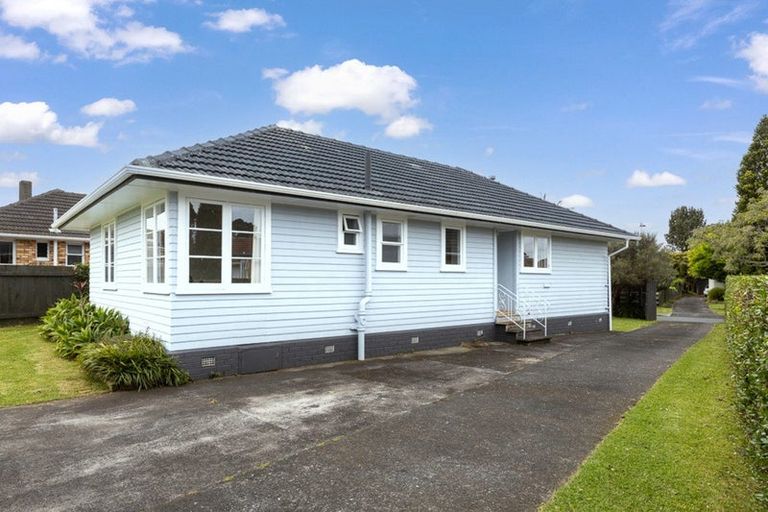Photo of property in 12 London Street, Te Atatu Peninsula, Auckland, 0610