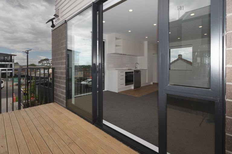 Photo of property in 13/1 Fruitvale Road, New Lynn, Auckland, 0600