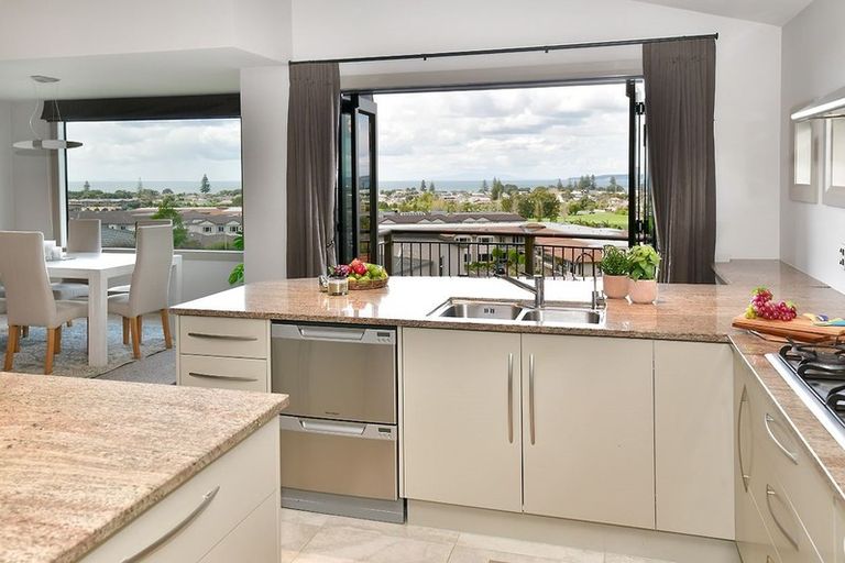 Photo of property in 37 Grovenor Drive, Orewa, 0931