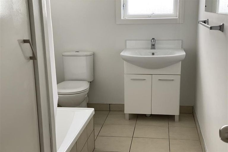 Photo of property in 1/21 Lancaster Road, Beach Haven, Auckland, 0626