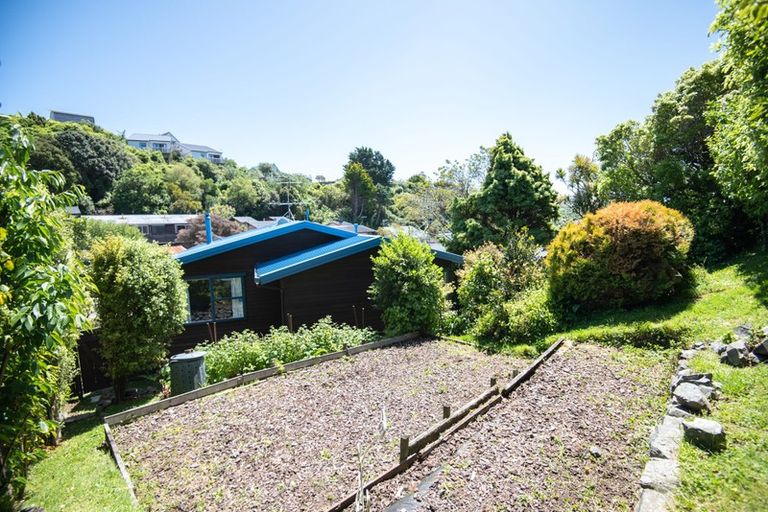 Photo of property in 72 Churton Drive, Churton Park, Wellington, 6037