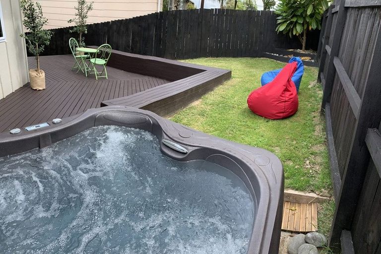 Photo of property in 2 Hanui Place, Massey, Auckland, 0614