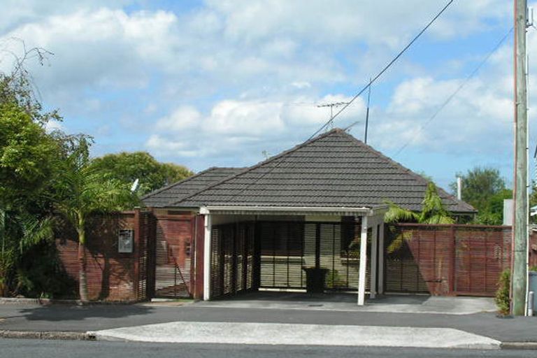 Photo of property in 2/123 Queen Street, Northcote Point, Auckland, 0627
