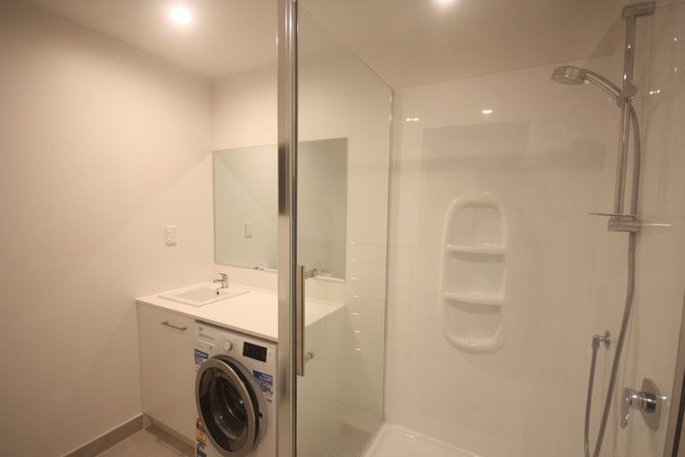 Photo of property in 3/104 East Coast Road, Forrest Hill, Auckland, 0620