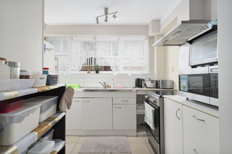 Photo of property in 8 Fowey Avenue, Te Atatu South, Auckland, 0610