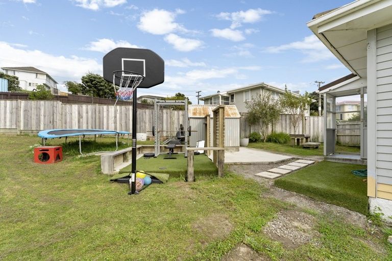 Photo of property in 11 Te Puke Street, Titahi Bay, Porirua, 5022
