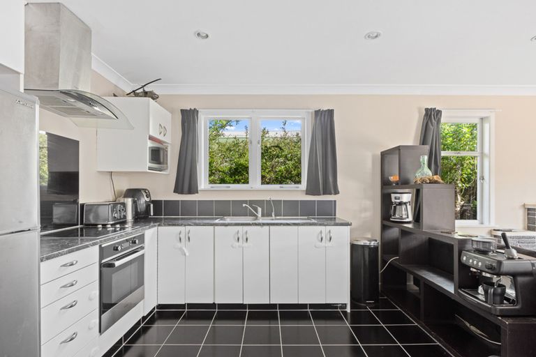 Photo of property in 102 Taikata Road, Te Atatu Peninsula, Auckland, 0610