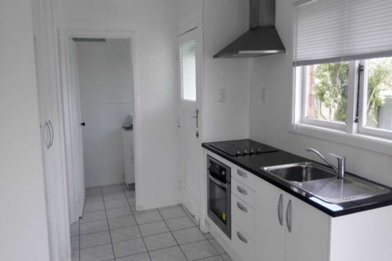 Photo of property in 9 Kirrie Avenue, Te Atatu South, Auckland, 0610
