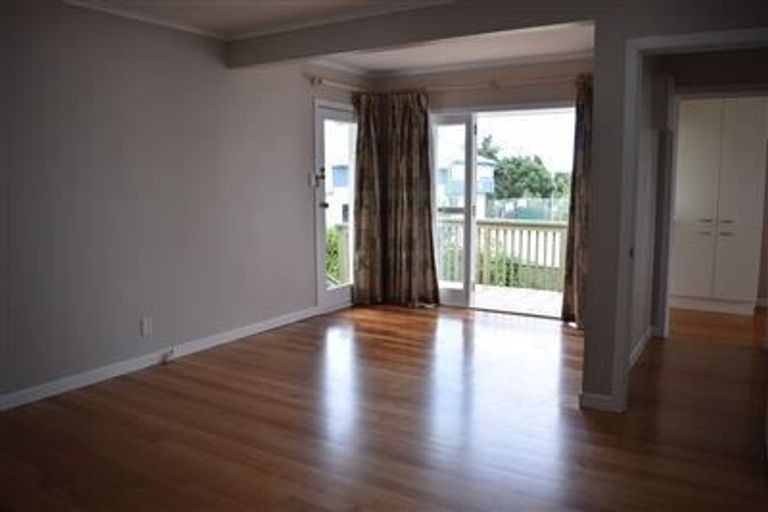 Photo of property in 2/40 Pupuke Road, Takapuna, Auckland, 0622