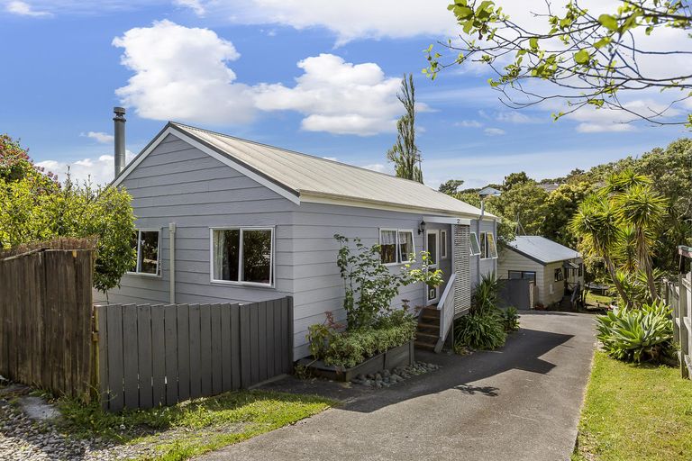 Photo of property in 2/39 Fairmount Road, Titirangi, Auckland, 0604