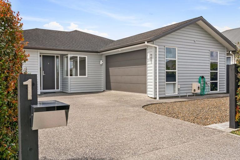 Photo of property in 1 Aporo Drive, Kumeu, 0810
