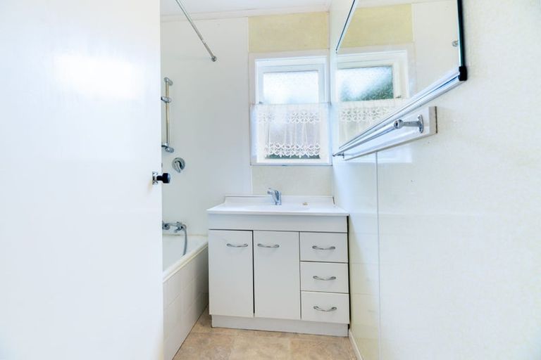 Photo of property in 9 Kaikoura Street, Henderson, Auckland, 0612