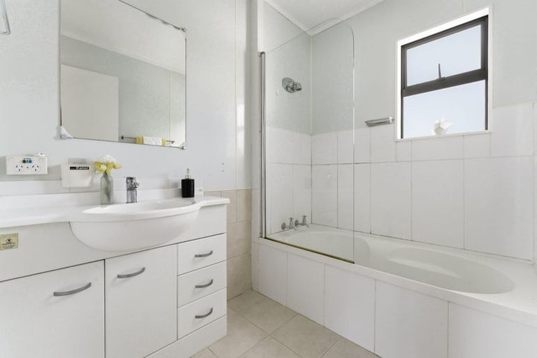 Photo of property in 50 Gatman Street, Birkdale, Auckland, 0626