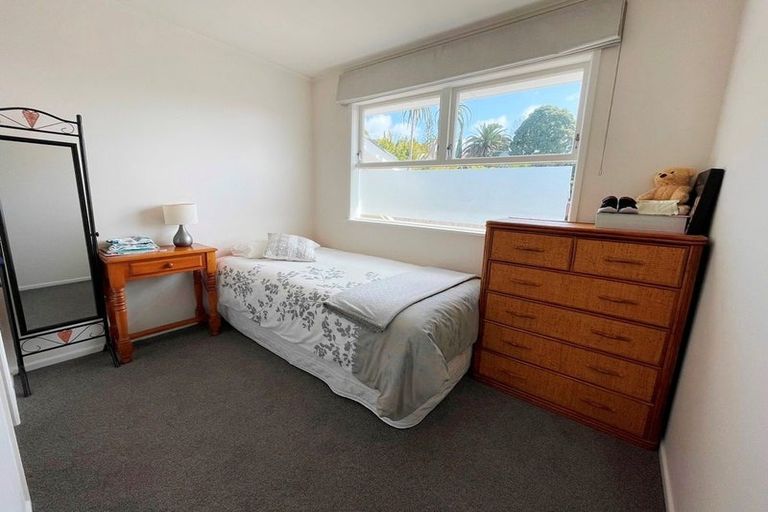Photo of property in 15 Rosalind Road, Glenfield, Auckland, 0629
