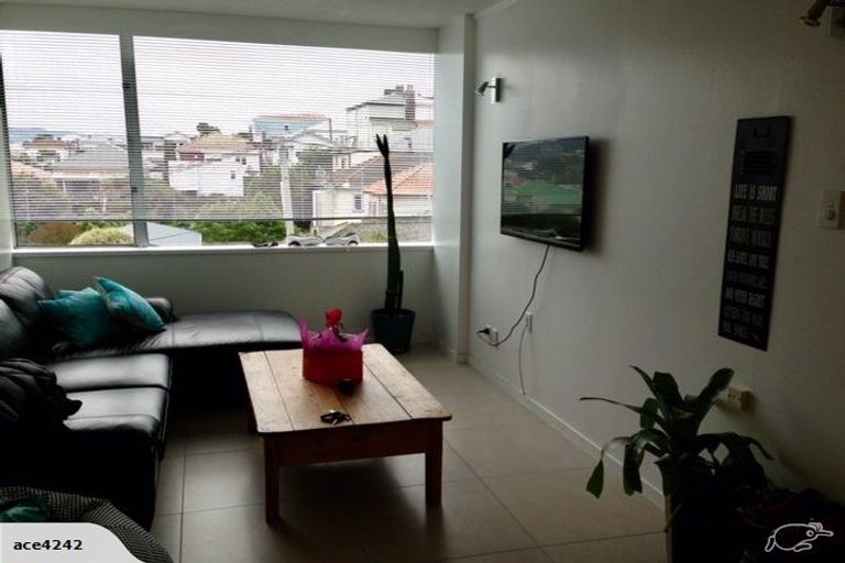 Photo of property in Beresford Apartments, 12/118u Russell Terrace, Berhampore, Wellington, 6023