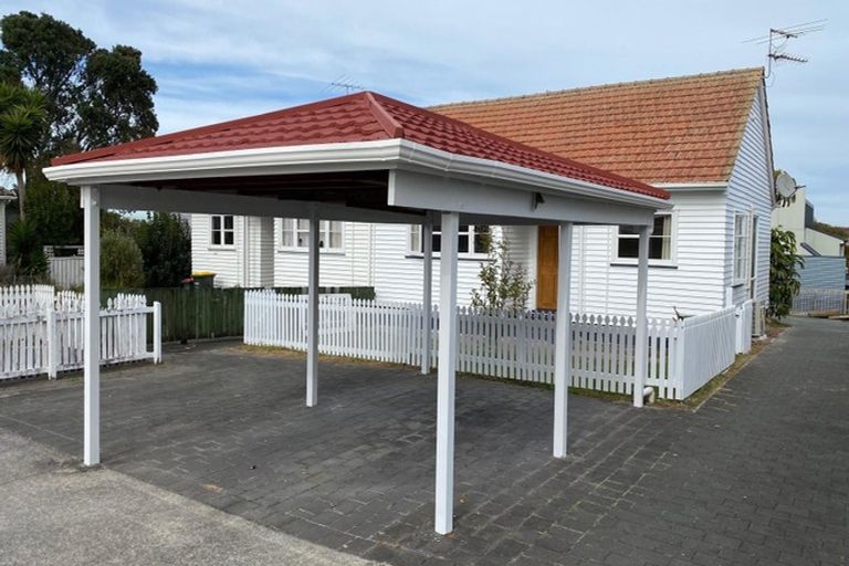 Photo of property in 10 Onewa Road, Northcote Point, Auckland, 0627