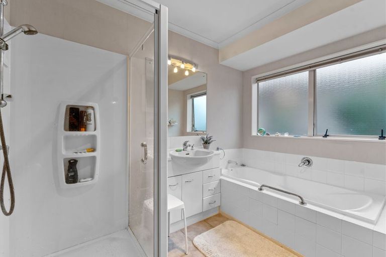 Photo of property in 2 Piriti Drive, Te Atatu Peninsula, Auckland, 0610