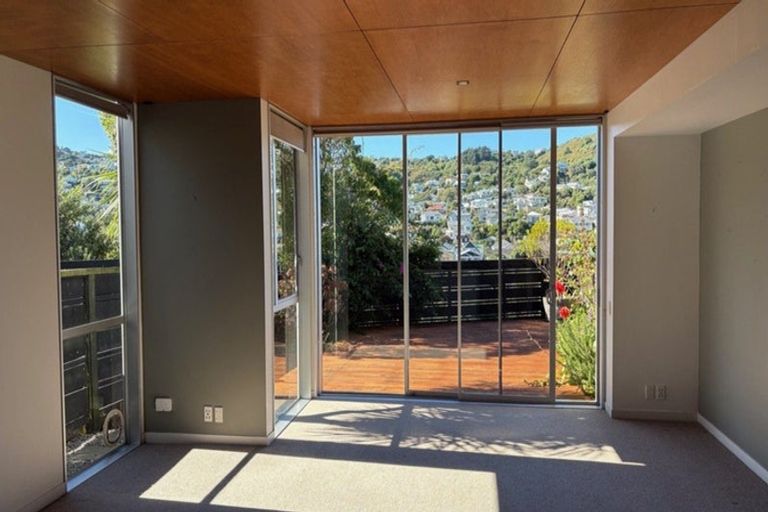 Photo of property in 10/3 Severn Street, Island Bay, Wellington, 6023