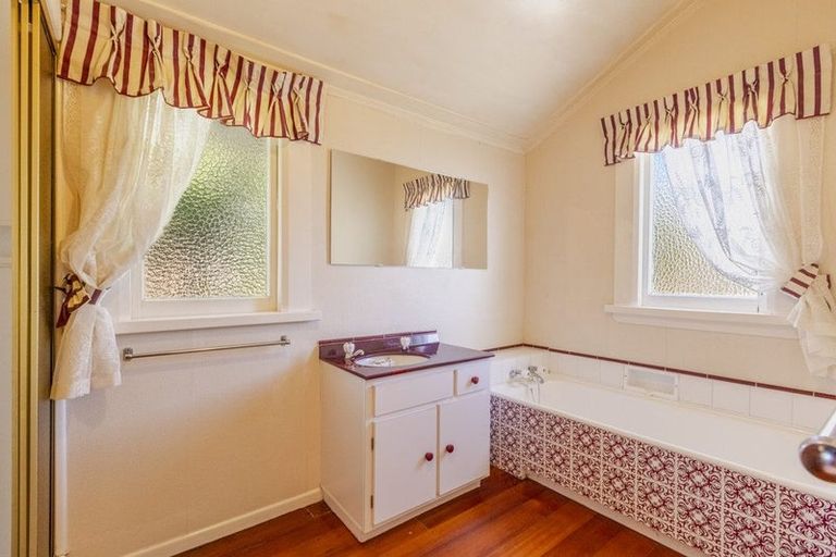 Photo of property in 33 Seapoint Road, Bluff Hill, Napier, 4110