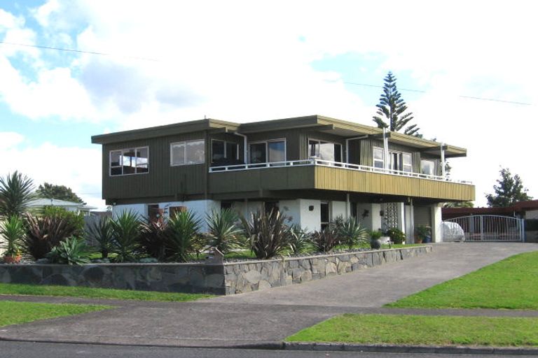 Photo of property in 115 Beach Road, Te Atatu Peninsula, Auckland, 0610